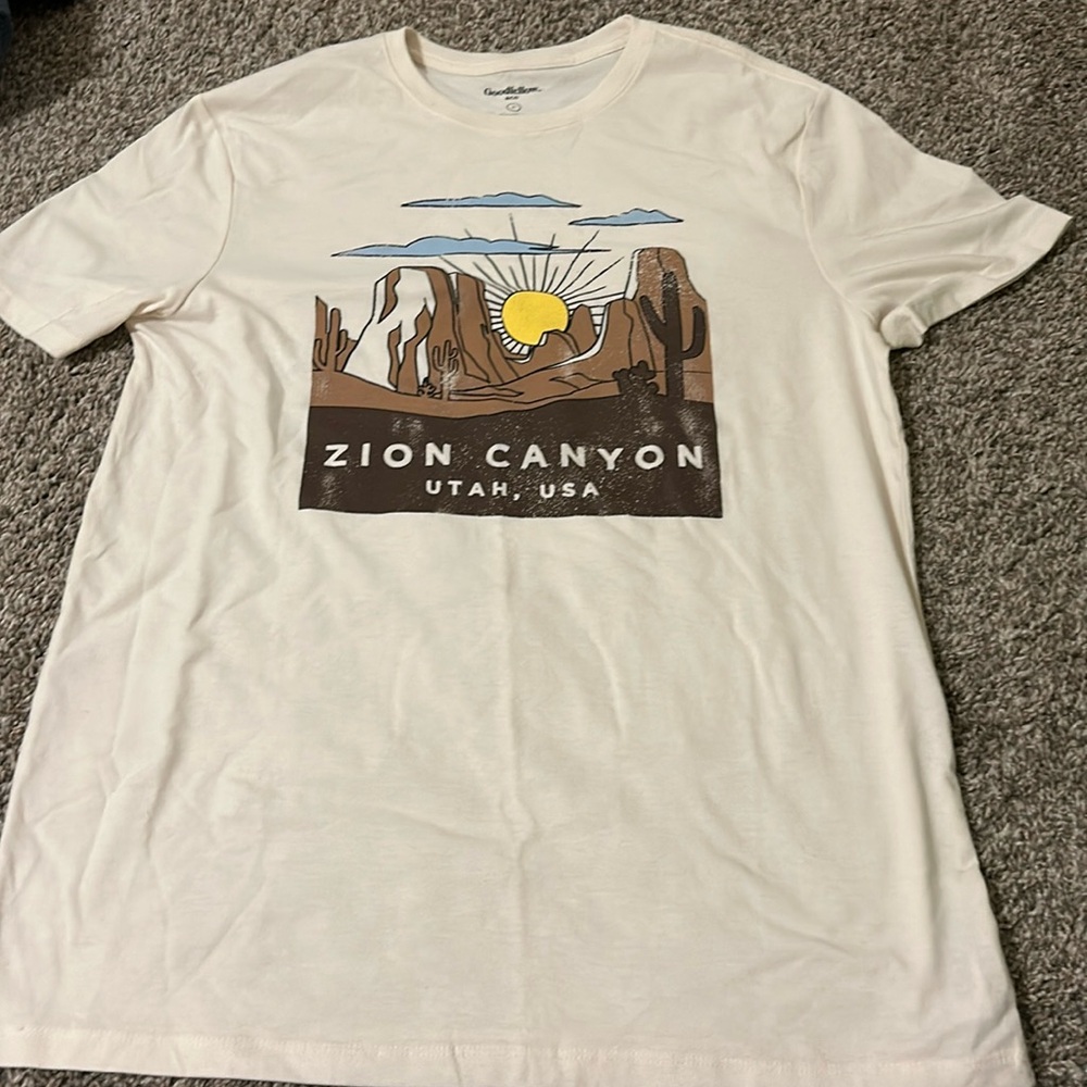 Zion canyon graphic tee shirt, size medium, never worn